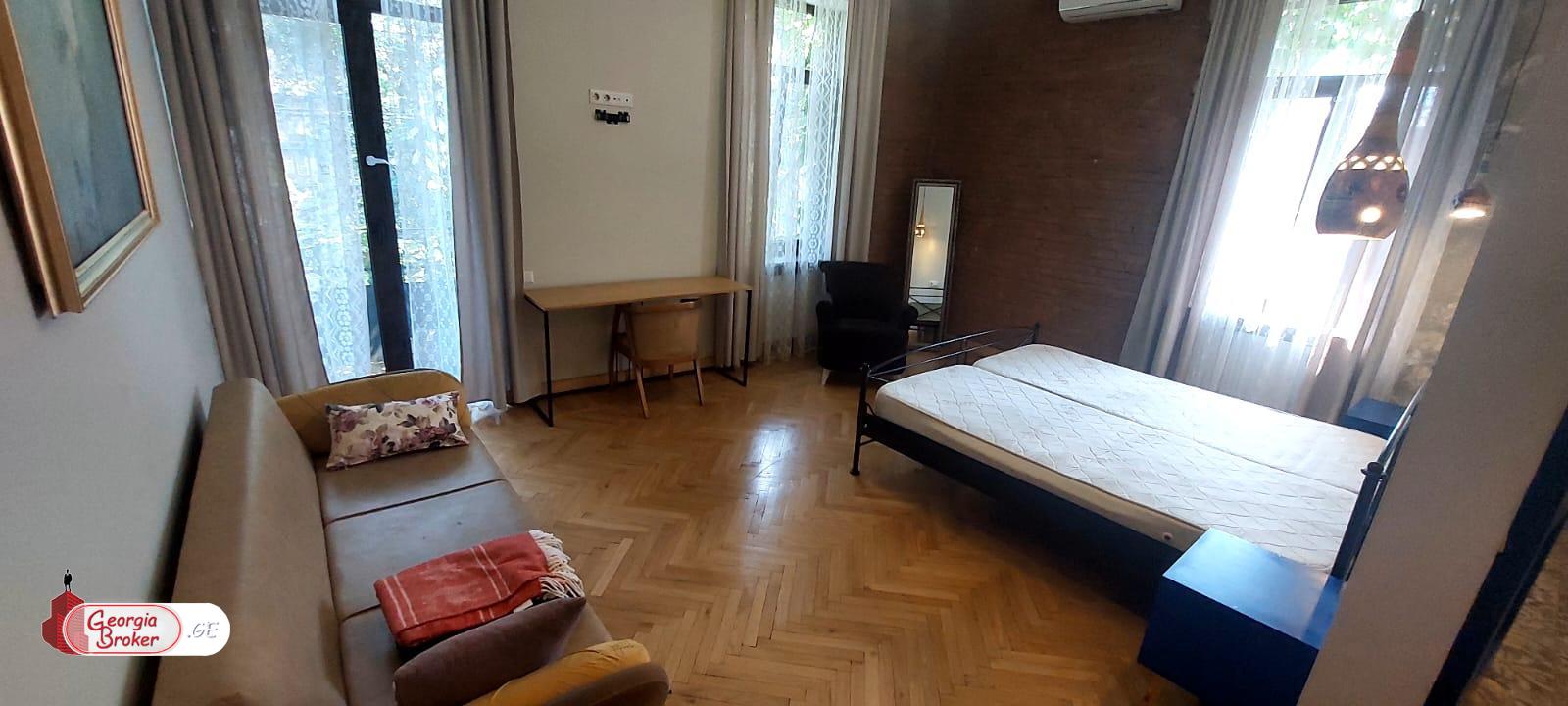 ქირავდება ახალი გარემონტებული 6 ოთახიანი ბინა ვერის პარკთან